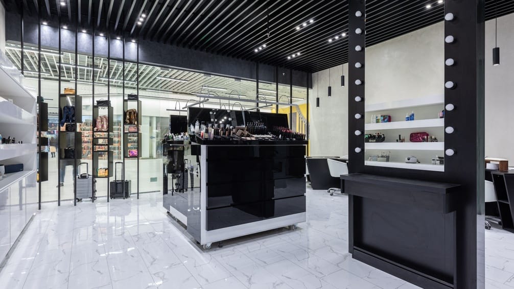 Indoor lighting installation in a commercial showroom by MULTiSSCAN